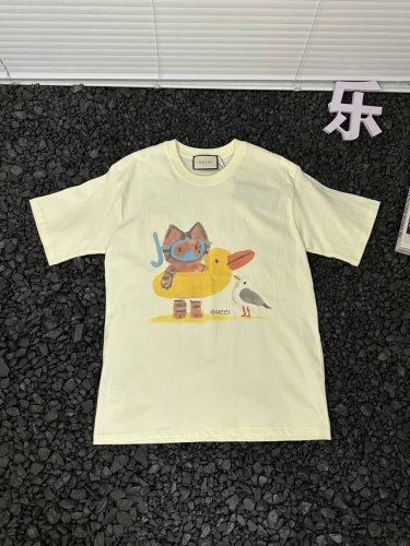古驰Gucci 男女同款户外运动吸汗透气宽松休闲纯色时尚百搭萌趣猫咪小黄鸭纯棉舒适短袖T恤 衣橱里的“万能钥匙”来了！Gucci萌趣猫咪小黄鸭T恤，以可爱印花打
