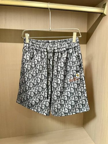 Dior 重磅推荐！2025Ss夏装新品 专柜在售 最新系列图案Logo短裤 必须人手一件的节奏！进口顶极高密度纯棉面料，极为亲肤舒适 摸上去非常的细腻，质感很