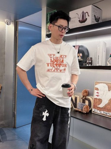 lv 2025春夏新款首发专柜最新款短袖圆领T恤 高端订制 设计前卫时尚！品牌Logo重工艺设计 高端定制丝光云朵棉面料.手感柔软.穿着舒适.专柜级别精致车线.