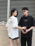 模特细节图# - 路易威登男女同款户外运动透气吸汗2025春夏最新后背字母竹节绣花短袖宽松休闲时尚百搭纯棉T恤 - 在时尚的舞台上 你需要一件能表达自我的个性单