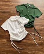 Lacoste法鱼家女装25春夏新款时尚潮流收腰短袖polo衫 pf1 是一款融合经典与潮流设计的单品， 核心设计亮点 1. 收腰剪裁 + 抽绳功能 腰部两侧的