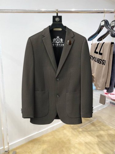 巴黎世家 2025新品时尚男士西服贸易公司渠道货，人气极高的一款单品。通体的造型颇具设计感，在视觉方面足矣吸引眼球完美诠释了品牌的特质及灵魂所在。客供进口顶级面