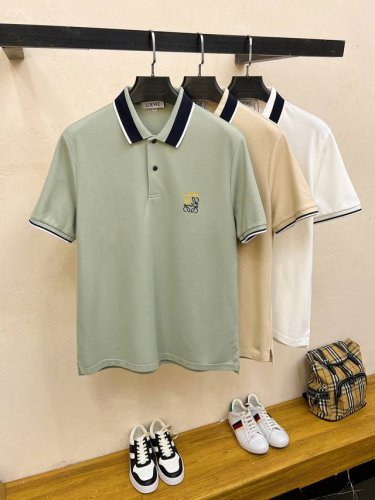 罗意威25Ss春夏新款翻领polo。精选天丝棉贡缎棉料，舒适细腻带来极佳的亲肤感，同时吸湿透气，方便打理。精工螺纹现织领口，修饰身形同时更不易变形，细节处体现精
