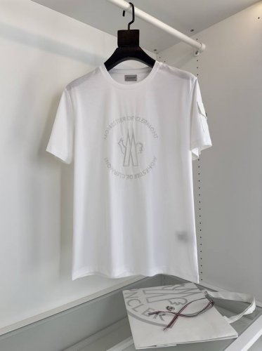 蒙**口Mon**Er 春夏 重工刺绣标识圆领短袖T恤衫胸口高密刺绣的工艺来呈现标志设计 肩部工装口袋 时尚而有亮点 合体的剪裁 迎合当下时尚潮流感 领口微微贴