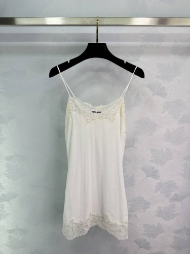 miumi*2025新品上架 蕾丝拼接吊带裙 透气好穿 面料柔软带有弹力 呈现显瘦视觉效果 通体细腻肌理 下摆拼接细腻同色系蕾丝花边图案 精细工艺彰显高端设计风