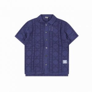 dior 迪奥 24Ss 镂空针织短袖开衫 这款短袖衬衫致敬经典的 Dr 标识 采用米色棉质和山羊绒混纺网眼针织面料精心制作 通体饰以藤格纹图案 搭配 Dr C