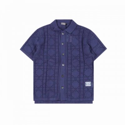 dior 迪奥 24Ss 镂空针织短袖开衫 这款短袖衬衫致敬经典的 Dr 标识 采用米色棉质和山羊绒混纺网眼针织面料精心制作 通体饰以藤格纹图案 搭配 Dr C