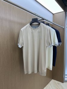 Bc 独家首发 25早春新款短袖 男士日常出门闭眼搭 高级定制面料短袖T恤 魅力在于创造了简约奢华感的时尚,随意搭配感受英式风格独特气质. 宽松的版型展现出休闲