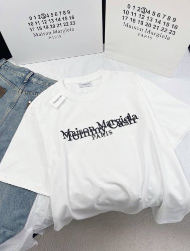 maison Margiela马吉拉 X Tommy Cash联名款刺绣Logo短袖T恤 重磅精梳280G纯棉双纱面料 百灵达万针刺绣工艺 刺绣饱满立体 螺纹定