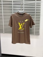 Louis Vuitton路易威登独家专供新款原单男士休闲春夏短袖 高端定制 高端版本 时尚百搭爆款进口面料 手感超柔软细腻 穿着亲肤舒适 高端精品 代工厂p精