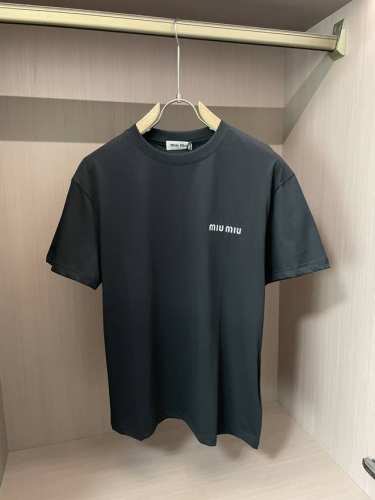 Miumiu官网同款 官网同款 官网同款 重磅推荐！2025Ss夏装新品 专柜在售 最新系列图案Logo短袖T恤 必须人手一件的节奏！进口顶极丝光面料，极为亲肤
