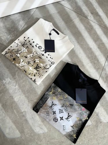 louisvuitt*路易*登 2025春夏全新系列单品上线，非常时髦前卫的一款男女同款短袖T恤，标识Logo图案印花修饰！区别于以往的不同，宣示品牌传承多年的