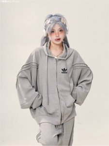 阿迪达斯Adidas灰色慵懒玉米粒面料灰色落肩卫衣男女同款连帽高街休闲连帽廓形落肩袖重磅设计感外套 此款采用超柔棉材质面料超有范！材质不起球不变形不掉色不缩水透
