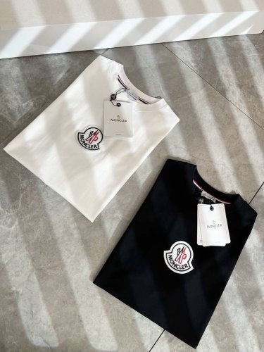 Moncler蒙家 2025春夏最新男女同款贸易订单短袖T恤，全品相！！网红款！采用Logo图案徽章设计！上身舒适透气，不僵硬，整体有着丰富的立体感，品质出口订
