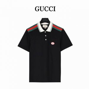gucci 古驰 红蓝织带互扣式双G棉质Polo衫 这款时尚Polo衫采用绿色重磅针织棉匠心制作，精心点缀红蓝条纹织带和复古风格Gg刺绣贴饰。 胸口口袋带有复古