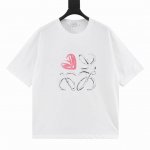 Loewe 罗意威 新款爱心手绘Logo休闲圆领短袖T恤 - 颜色：黑色 白色 - Loewe罗意威创立于1846年的奢华皮具品牌，创新、现代、极致工艺以及对于