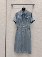 Chane* 复古牛仔全系列出品 怀旧复古丹宁牛仔 环保酵素双次洗水 非常用心的一款 酵洗个性色调 上身又酷又飒爽 采用定制高品质斜纹棉质水洗牛仔面料，纹理细腻