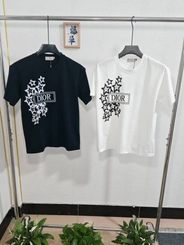 dior 迪奥 25Ss夏季新款短袖T恤 男女同款 双面液氨面料升级 采用日本液氨丝光工艺双面处理 液氨技术能使棉纤维膨胀后收缩 比普通丝光面料 能提升30%以