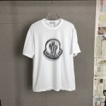 B09 Moncler 刺绣 蒙口2025Ss新款像素模糊 Logo印花短袖 Moncler标识点缀于胸前 仿佛艺术家的灵魂印记 辨识度拉满 低调中蕴含着无尽的