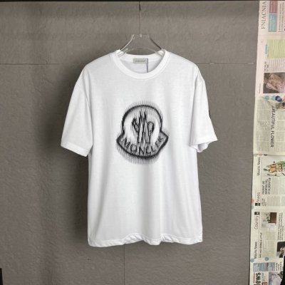 B09 Moncler 刺绣 蒙口2025Ss新款像素模糊 Logo印花短袖 Moncler标识点缀于胸前 仿佛艺术家的灵魂印记 辨识度拉满 低调中蕴含着无尽的
