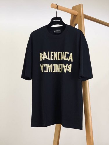 巴黎世家 胶带印花短袖。甄选定织定染全棉双纱紧密棉，布纹清晰，柔软舒适，螺纹釆用定染无色差。经典图案采用环保进口材料胶带纹印花，字迹清晰，立体感满满，成衣水洗作