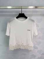 miumi*2025新品上架 蕾丝拼接上衣 质感光泽 弹力舒适 透气好穿 圆领常规上衣 面料柔软带有弹力 呈现显瘦视觉效果 通体细腻肌理 下摆拼接细腻同色系蕾丝