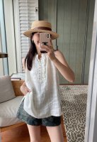 原版Cho......2025夏季新款时尚亚麻无袖上衣 一袭白色亚麻无袖上衣，宛如夏日里的一缕清风。细腻纹理间，是天然材质的质朴与纯粹。领口木耳边轻盈摇曳，搭配