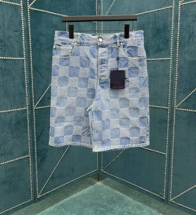 驴家1V 牛仔短裤 25春夏新品 提花棋盘格牛仔短裤 面料通过砂洗工艺 复古做旧 褪色效果自然 开模定制珍珠扣 环保电镀 刻字清晰细腻 品质相当不错 轻松打造合
