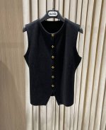 新品#Erdos*羊毛西服马甲 版型修饰身形但不紧身，舒适且非常显瘦，是凹造型的时尚利器。可单穿、叠穿，既有都市女性的帅气利落，又有羊毛的温柔质感，可横跨四季，