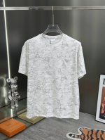 Gvc 2025Fw春夏新品圆领打底外穿T恤，立体感半袖纯棉打底，定制原版面料，柔而有韧性。工艺处理，韧性和抗皱性能得到大幅度提高。剪裁很到位，原版刺绣工艺，辨