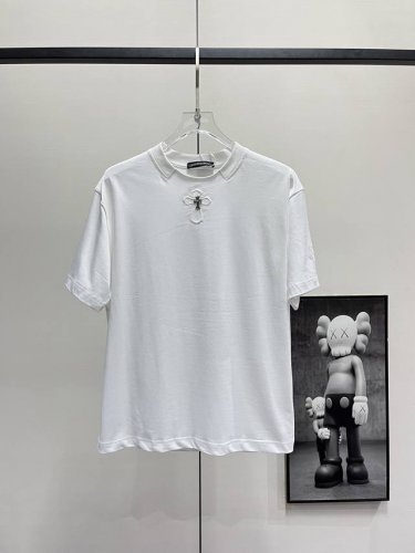 chromehearts 克罗心 十字架刺绣Logo纯棉短袖 精选280克双纱精梳棉材质 确保了面料的舒适与耐用 上身效果立体感强 展现出独特的时尚魅力 前幅设
