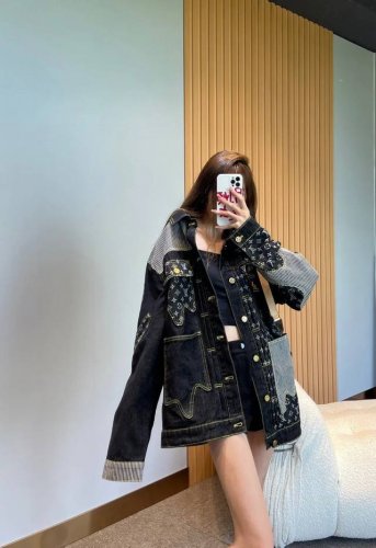 新款上新 路易威登 Louis Vuitton 解构拼接老花满印工装牛仔外套 Lv超级重工牛仔衣夹克 牛仔界的顶级天花板 重磅来袭，最为值得关注的爆款系列，最火