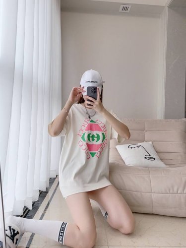上新！春夏Gucci新款短袖T恤,版型剪裁特别有讲究！上身很洋气显瘦内搭外穿都看 高密针织圆领设计，平整简约！亲肤透爽！T恤面料的柔软性舒适性无可挑剔！男女均可