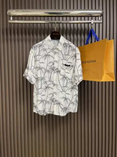 lv 2025Ss春夏新款简素纹理夏日短袖衬衫，采用纹理丰富的 Damoflage 提花面料塑造休闲剪裁，以开领设计彰显摩登格调。可轻松融入 2025 春夏秀场