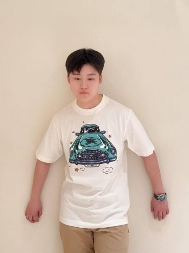 bbr新款汽车图案印花短袖T恤 经典英伦风范，从这件Bu**汽车印花短袖开启。纯棉材质，柔软亲肤，透气舒适，无论是日常出行还是休闲聚会都能轻松驾驭。正面复古汽车