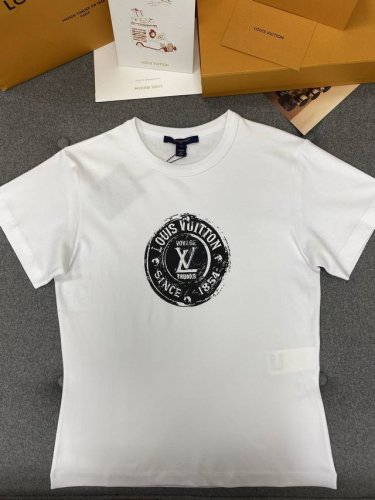 新品上新 T恤 这一季度的航海系列款真的太潮太时髦啦 不仅设计要简单实穿 夏季T恤最重要的是舒服 这款衣服最厉害的是它的用料 百分百精梳长绒棉 柔软透气 棉感很