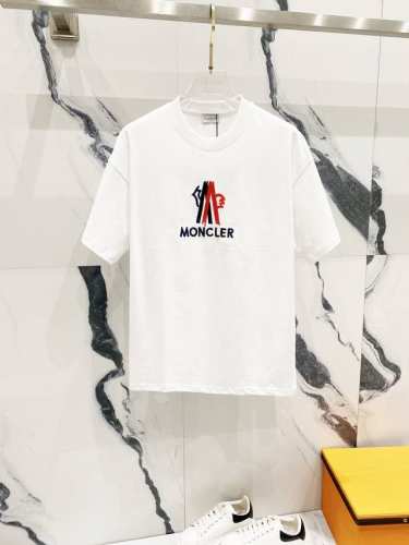 隔天到 Moncler 蒙口 拼色Logo图案字母刺绣 Logo标识精致升级，灵感源自八十年代复古 原版面料 官方同款 短袖T恤 定制260克同缸染面料 手感非