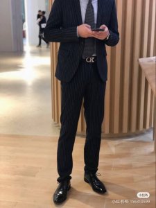 菲拉格慕腰带 经典款菲拉格慕腰带拉丝单扣头 可随意搭配 扣头呈现出一个8字型 俗称发财扣 腰带手工车缝走线 平整均匀 大方优雅同时不失现代美感 改皮带可调节亮银