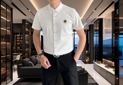 p180 V*Rsace 范思哲2025早春新款男士原单休闲短袖衬衫 官网同步发售 简洁时尚百搭 高端品质无缝切割包边 烫印美杜莎Logo图案设计 定制进口锦氨