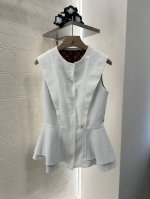 louis Vuitto*2025新品上架 荷叶花边无袖上衣 定制Yb进口醋酸材质 质感光泽 垂水有型 无袖上衣版型 整体轮廓线勾勒 胸前侧和腰身外层精致工艺打