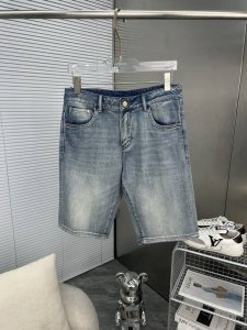 Fendi芬迪 2025Ss春夏新款男士牛仔裤 短裤精选进口丹宁牛仔面料 重工环保洗水 手感柔和 兼备耐磨性 版型小直筒 微弹力显瘦修身 细节完美 五金辅料精选