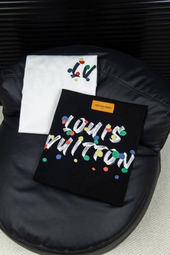 实拍图 顶级版本-款号W19 Louis Vuitton 路易威登彩色字母Logo印花短袖 胸前品牌字母印花后背Logo大牌感十足 高端大气完美演绎 经典圆领不