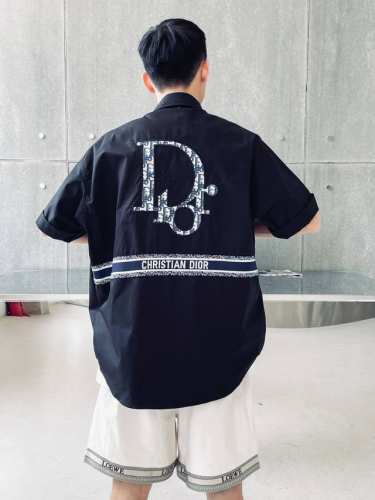 高品质 品名：迪奥 Dior 25Ss新款立体贴布绣花工艺短袖衬衫外套 版型；宽松版 面料：21支纯棉 颜色： 白色 -黑色 尺码M-L-Xl 胸围 衣长 肩宽