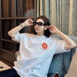 新款 Lululemon 露露乐蒙专柜同款早春系列 Lulu前后Logo印花圆领短袖T恤男女同款 定织定染纯棉240克重洗水面料，做工精细。男女同款宽松落肩版型