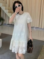 爆款来袭 重工法式泡泡袖提花刺绣连衣裙 立体提花连衣裙穿上就是贵府的千金系列 这款连衣裙犹如“白月光”的存在 温婉高雅 气质高阶 有着让人倾心的迷人魅力 无论是
