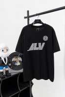 款号#L02 Lv 指南针圆领短袖 前后呈现图案和标识印花，高密度环保弹力胶浆印花工艺是一种独特的印刷技术，它结合了高密度、环保和弹力三大特性。胶浆具有较高的密