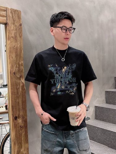 lv2025夏季新款短袖T恤，特色的刺绣加喷绘工艺，个性艺术系列全网独家首发 百搭款细节处理完美240克纯棉面料十分精致 原版面料 网红明星同款高版本 高品质手
