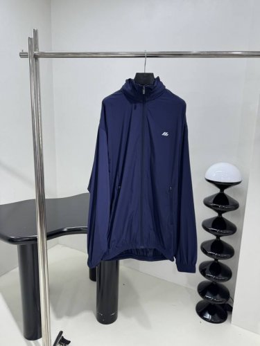 新品Activewear弹力运动外套 定制高密度网纹弹力尼龙面料 饰以Activewear标识印花 夜光雷射效果 隐形帽兜 压胶拉链 廓形设计 速干透气 功能性