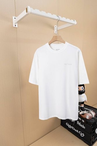 挂拍图 顶级版本 Arc’Teryx始祖鸟Arc25Ss 胸前 后背 印花 Logo短袖T恤 采用60支双股，270G全棉面料。上身透气，绝不起球，手感柔软舒适