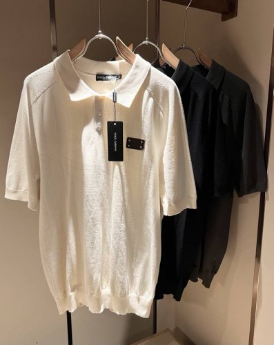 dolce&Gabba*A 杜嘉*纳2025春夏新款短袖针织衫，专柜同步发售！定制专属纯棉面料，胸前皮革Logo设计！简约大方，从容百搭，档次极高，完美融入时尚